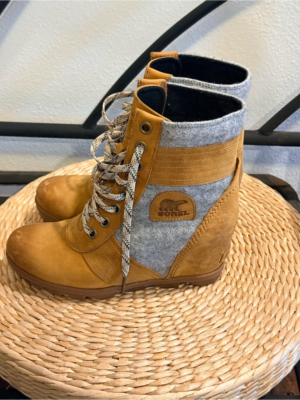 SOREL Women’s Lace Up Wedge Boots Camel Gray Size 9
